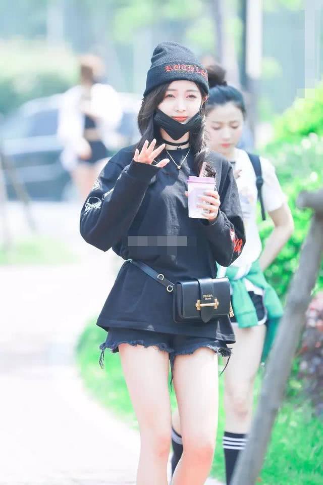 23岁吴宣仪和31岁杨幂同玩下衣失踪,网友:真嫩和装嫩的差距