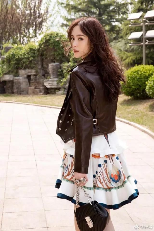 唐嫣真厉害!穿的吊带裙空荡荡的 网友:这尺寸没得遮