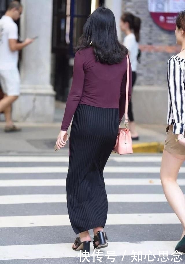  「迷人」街拍美女：小姐姐显白显年轻的穿搭 让你显得越发的美丽迷人