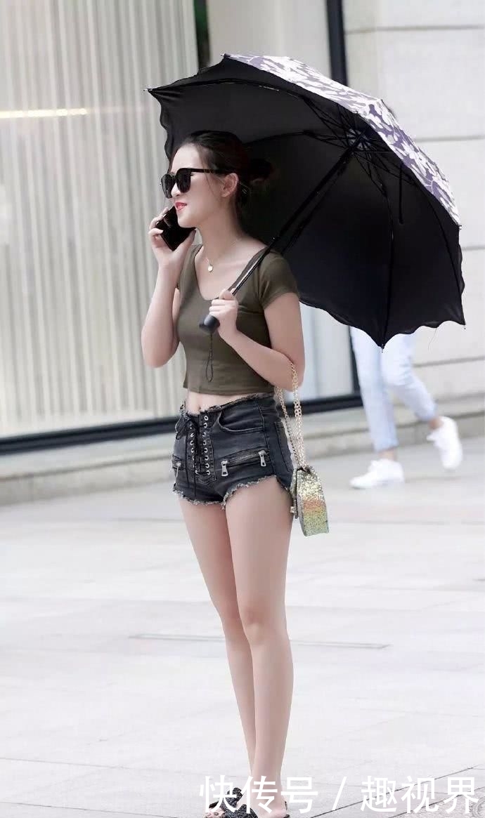  『T恤衫』时尚街拍：肤白貌美的妹子，一袭紧身的露脐T恤衫，优雅而性感