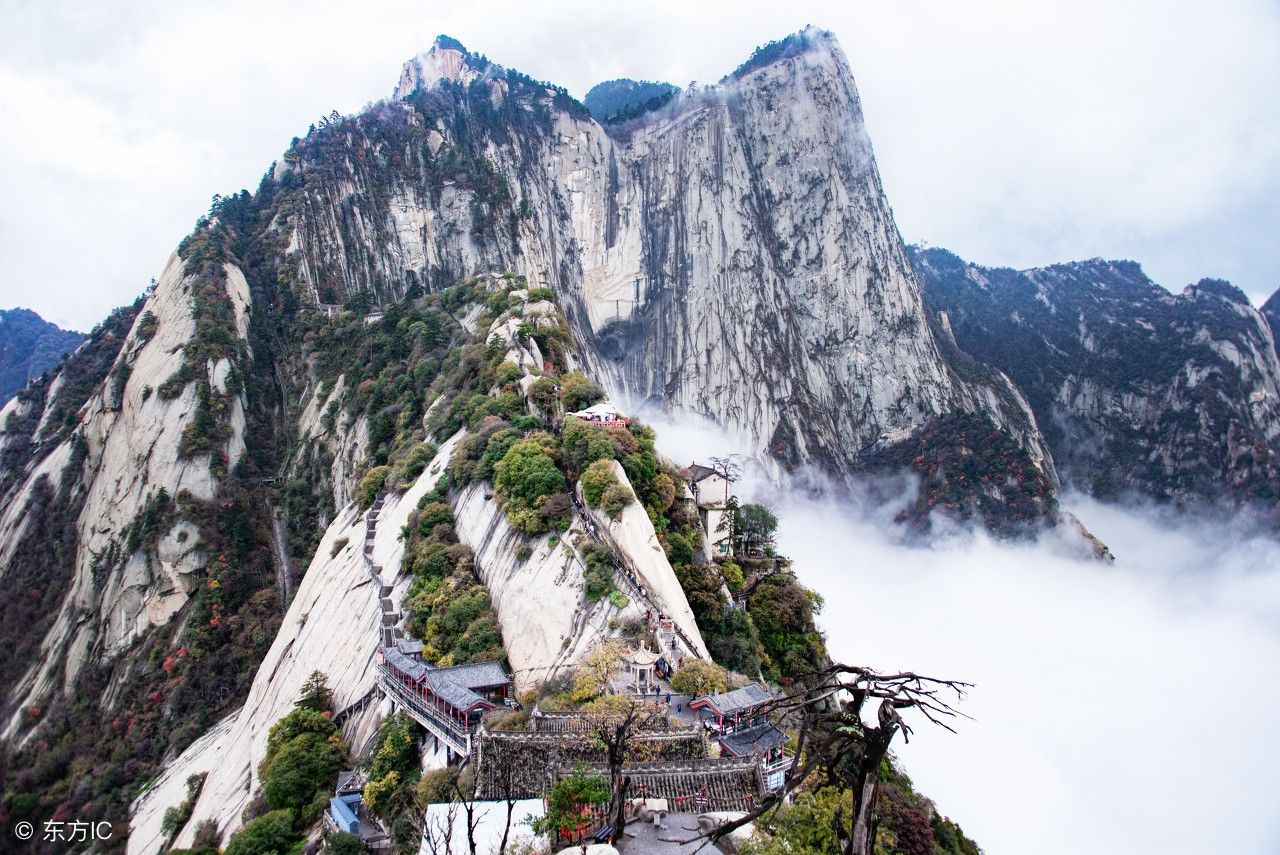 石塔东在山顶上，圣山华山