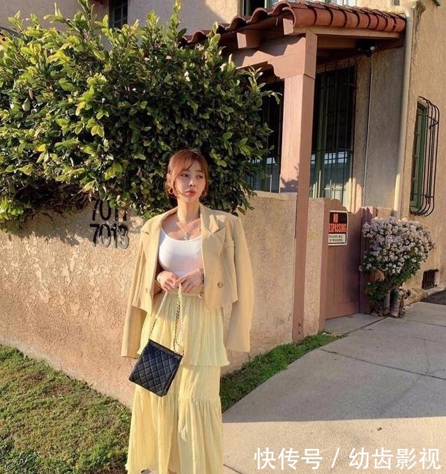 「半身裙」半身裙+短西装,今年春天这么穿,美炸了!