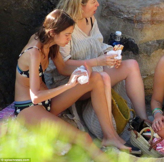 英国34岁女模特西班牙度假 身穿比基尼尽显小蛮腰