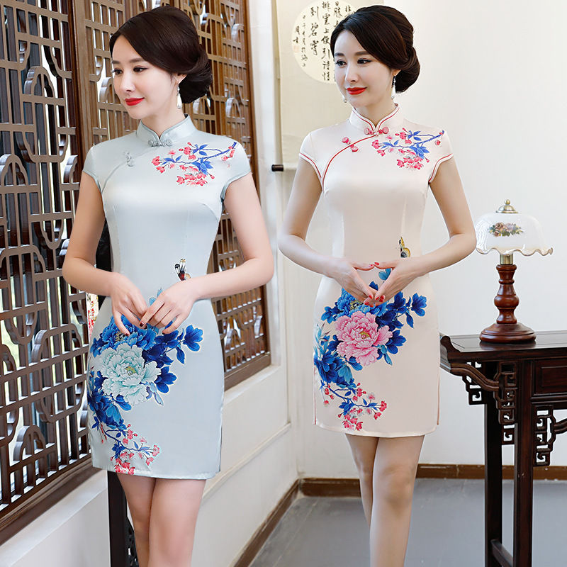 有一种裙子叫“旗袍”，搭配高跟鞋，比传统旗袍更显气质