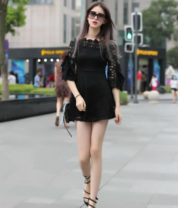 街拍：气质出众俊美的小姐姐，穿着看起来轻松吸引众人的目光！