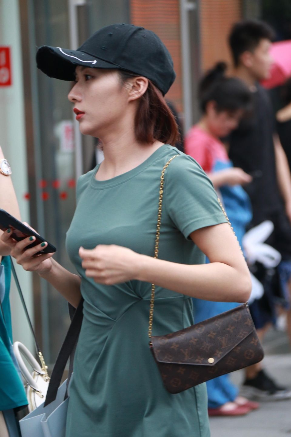 街拍 亮眼的简洁穿搭参考 图三的美女秀出的身材给满分不为过!