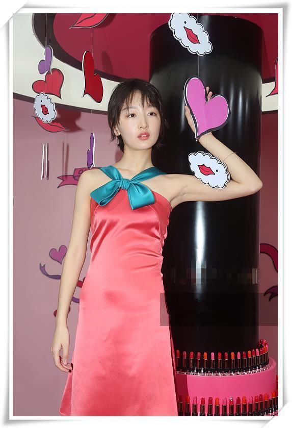 看了佟丽娅吊带裙，再看看周冬雨，才知道女人真不是胸越大越好看