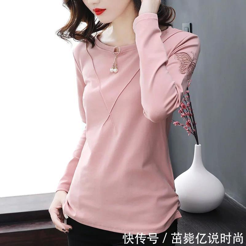 小姨是个时髦精，刚入秋就穿这样的精致小衫，出门走哪都夸衣品好