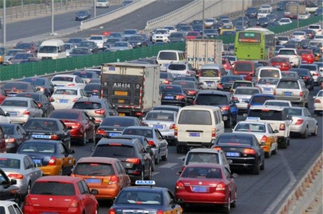 五一高速免费时间定了，先别高兴还有新规定，车主不开车了！