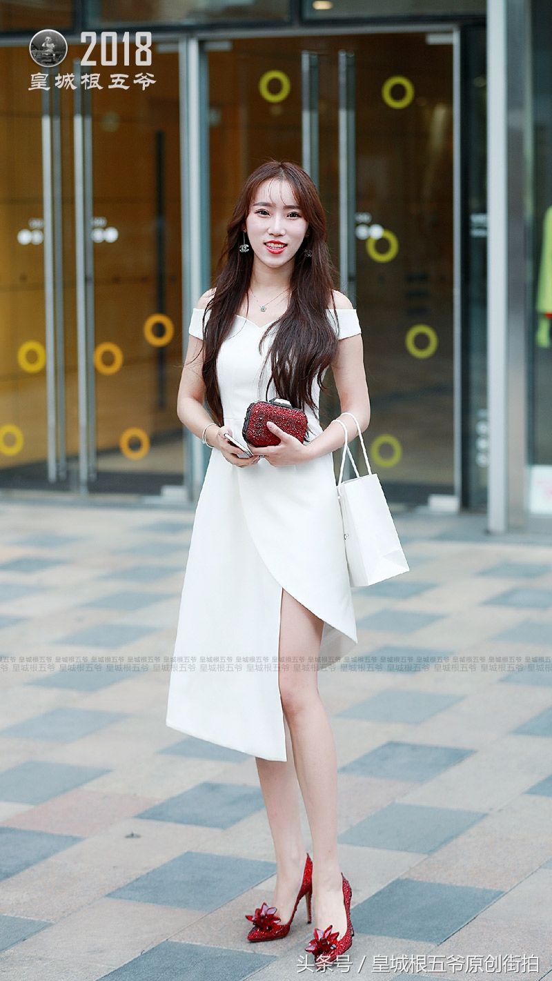 街拍:这样穿凸显身材和大长腿的同时，让你夏季也能够清爽出行