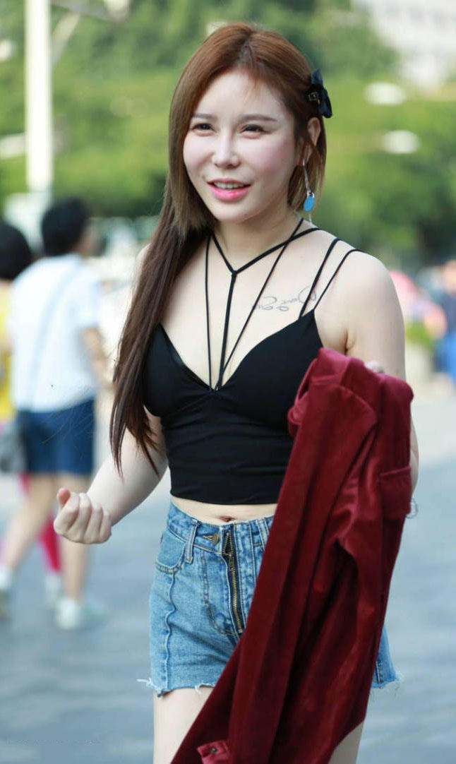 时尚女郎穿黑色吊带裹出肉感饱满的上围曲线，身材火辣让人看花了