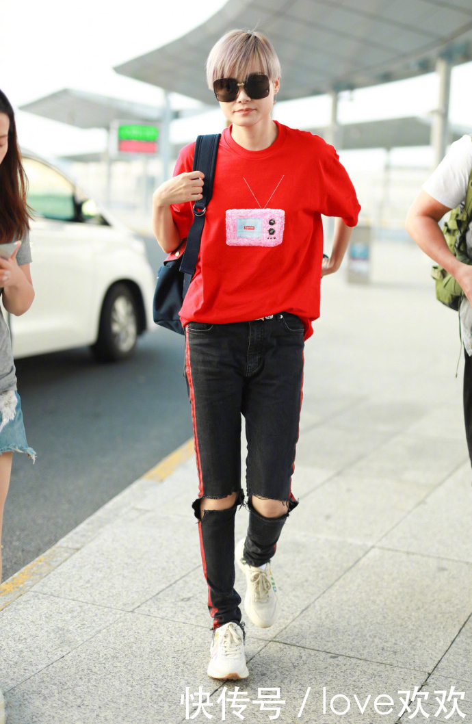 破洞牛仔裤依旧流行！何穗的裤子破洞好大，陈瑶腿真细