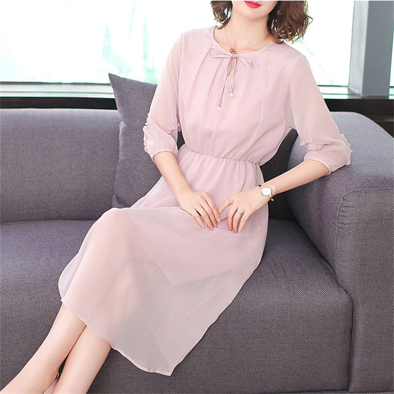 厉害了!45岁小姑逛街竟被人叫小姐姐，只因爱穿这“蜜桃红”裙