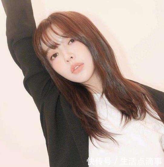  卫衣：“可爱精”洪智允上线！麦色大衣搭配同色系卫衣，保暖又有气质！
