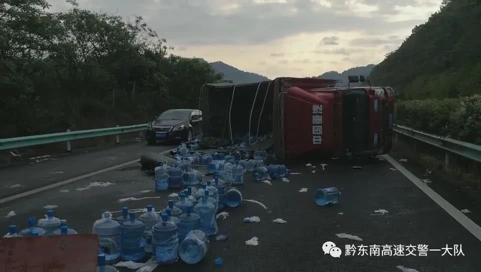 『发生』吓人！货车高速路爆胎侧翻，400桶桶装水散落一地