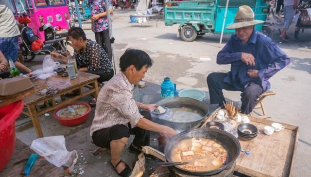  【大集上】农村老人卖“土味”小吃，路人看了嫌脏，懂行的笑称不识货