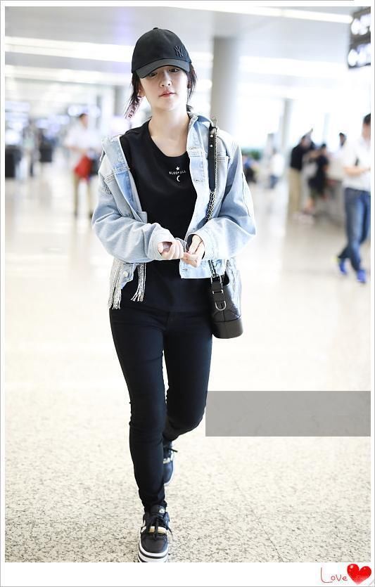 谢娜太强了！成功解锁牛仔外套新穿法，网友却说：亮点都在后背上