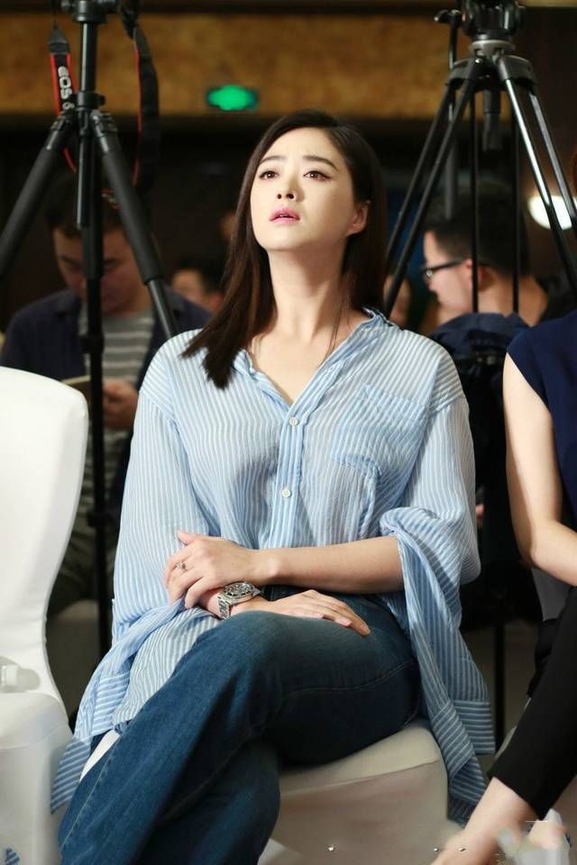 蒋欣真瘦了，以前那些肥裤子只能剪短了再穿!