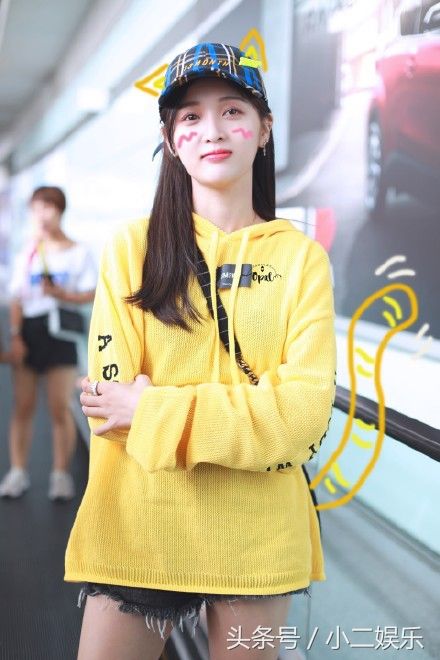 吴宣仪回海南老家逛超市被偶遇 超短裤秀长腿身材纤细