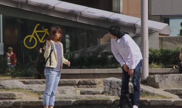 女孩没化妆和化了妆去找陌生男人借钱,结果令人深思