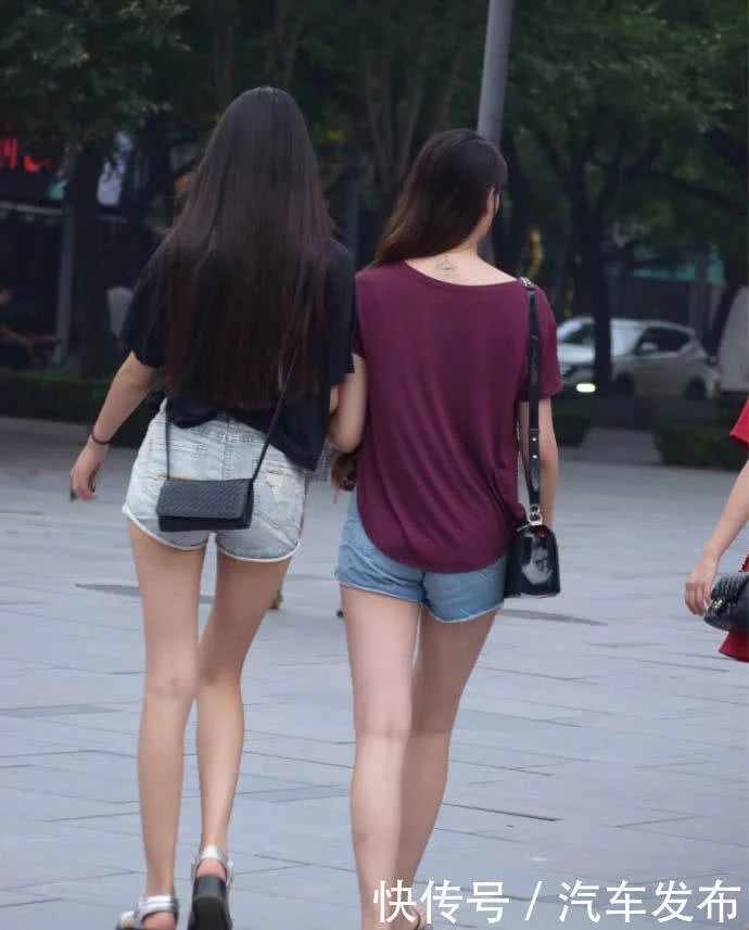 偶遇两位高挑的性感小姐姐，皮肤白身材好，两位姿色不凡小姐姐一