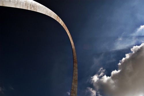 世界上最牛“大门”,高630英尺还设电梯,每年被雷袭击可达百次