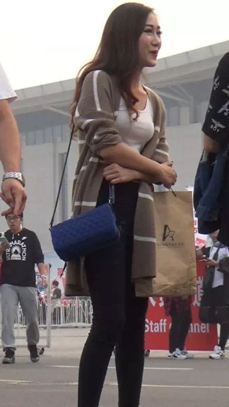 街拍丨捕捉到一只穿紧身裤的睫毛精,很撩!