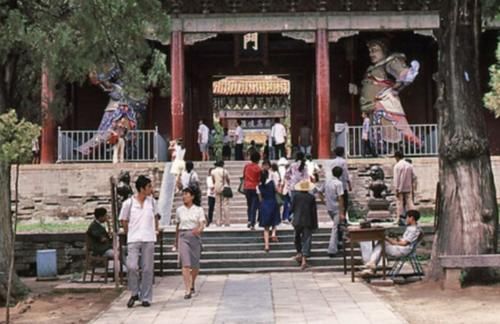 80年代的少林寺：每天游客络绎不绝，山下小店接二连三