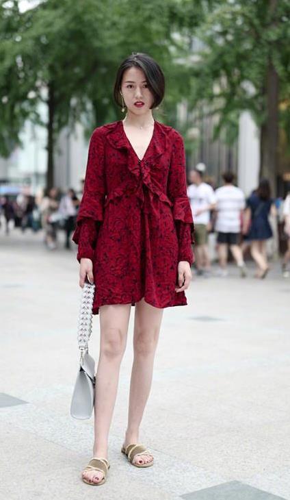 街拍,靓丽小姐姐长相清纯,穿着飘逸而清凉,路人移不开眼球!