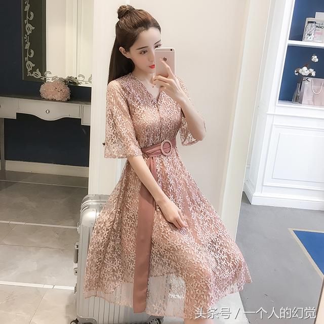 30岁以上的女人都穿蕾丝连衣裙，性感十足，特别有女人味