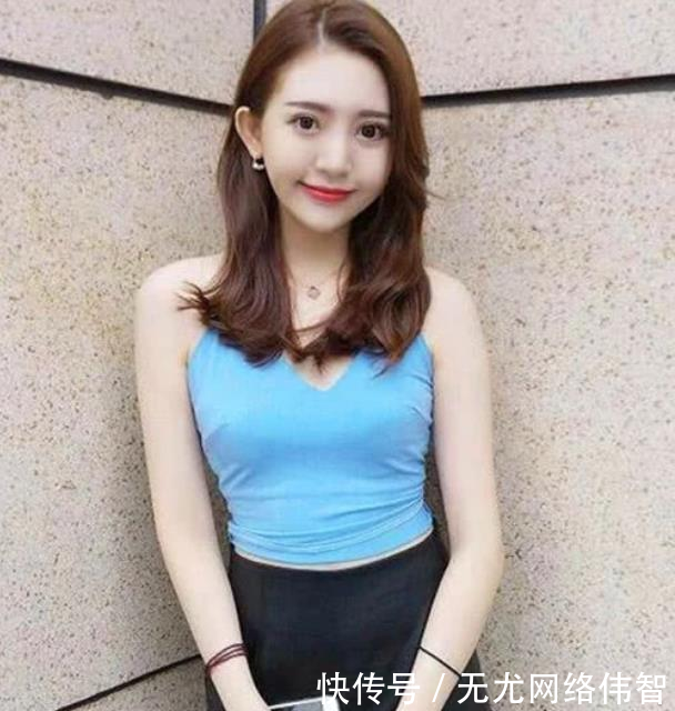 「美女」街拍:皮肤白皙的美女,一件蓝色短袖配黑色短裙,时尚女神风采