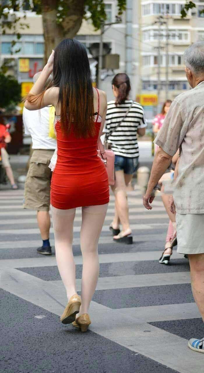紧身包臀裙凸显修长筷子腿，辣妈这么穿很好看但是仔细看也挺尴尬