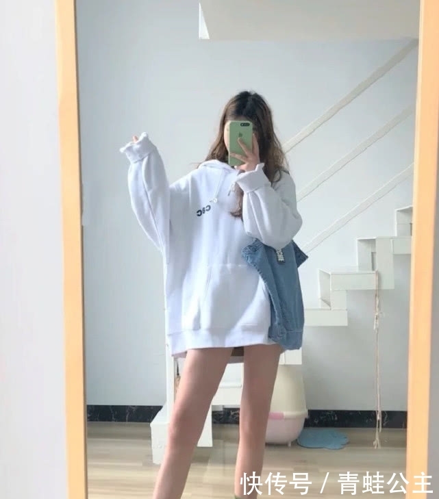 #卫衣#出门不知道怎么穿的女生,这些潮牌卫衣了解些,简约百搭还贼洋气
