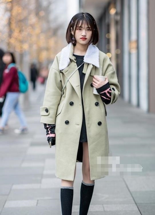『美女』美女街拍:小姐姐穿上打底裤,身材曼妙,时尚又亮眼!