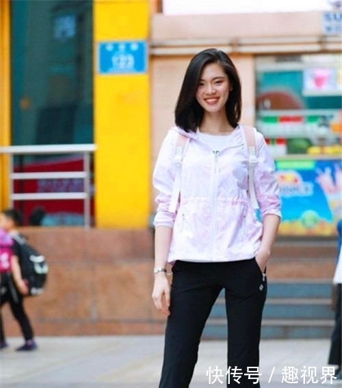 『小姐姐』街拍:超可爱的小姐姐,大长腿十分亮眼,非常有女人味