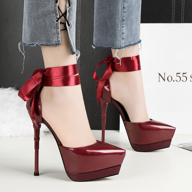 这一定是今年最性感又温柔的高跟鞋了，穿起来比夜店的女人还美