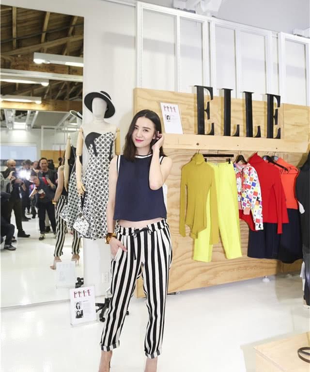  【简洁大方】今春时兴一种牛仔裤子，叫“斑马裤”，遮肉显高又高端大气，小S都上头了