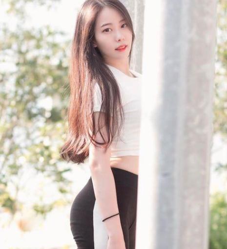 街拍：紧身打底裤的穿搭，不仅让小姐姐们活力十足又性感丰满！