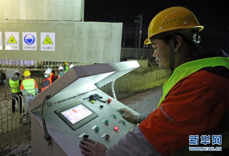  #新华社记者杨青摄#沈阳：万吨大桥在铁路咽喉上“轻鸿”转体