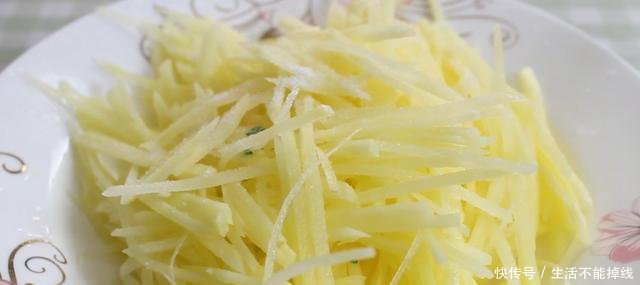 『食用油』很多人爱吃韭菜盒子,加了土豆的做法你吃过没,咬一口满嘴香