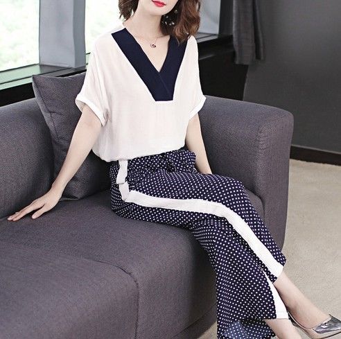 女人不会搭配简直”没法看“，终于等到时髦套装+高跟鞋，真迷人