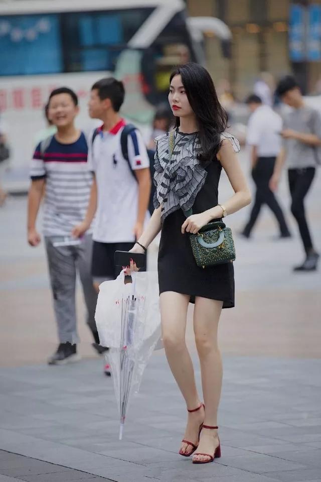  [脚趾]脚上搭配上一双露脚趾的防水台高跟鞋, 走起路来也更加的有女人味