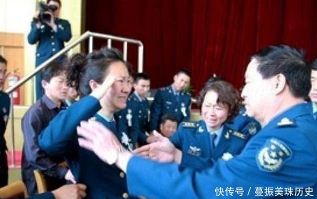 生死一刻！28岁飞行员1.1秒救4000人壮烈牺牲，追悼会上补办婚礼