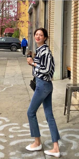 牛仔裤可以分分钟穿出自己的品质感，浅蓝色搭碎花上衣最撩人