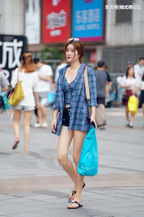 街拍：夏季很多人都秀美腿，而她们秀上围，图5的身材不要太好了