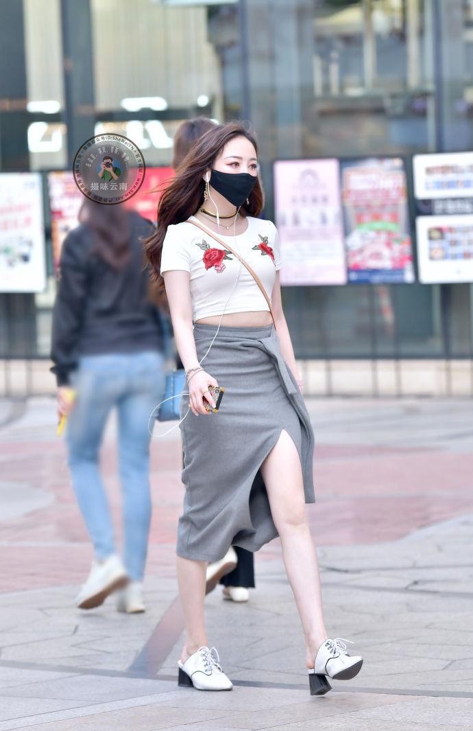 路人街拍：小姐姐穿这么紧身的裙子，够自信，看上去魅力十足！