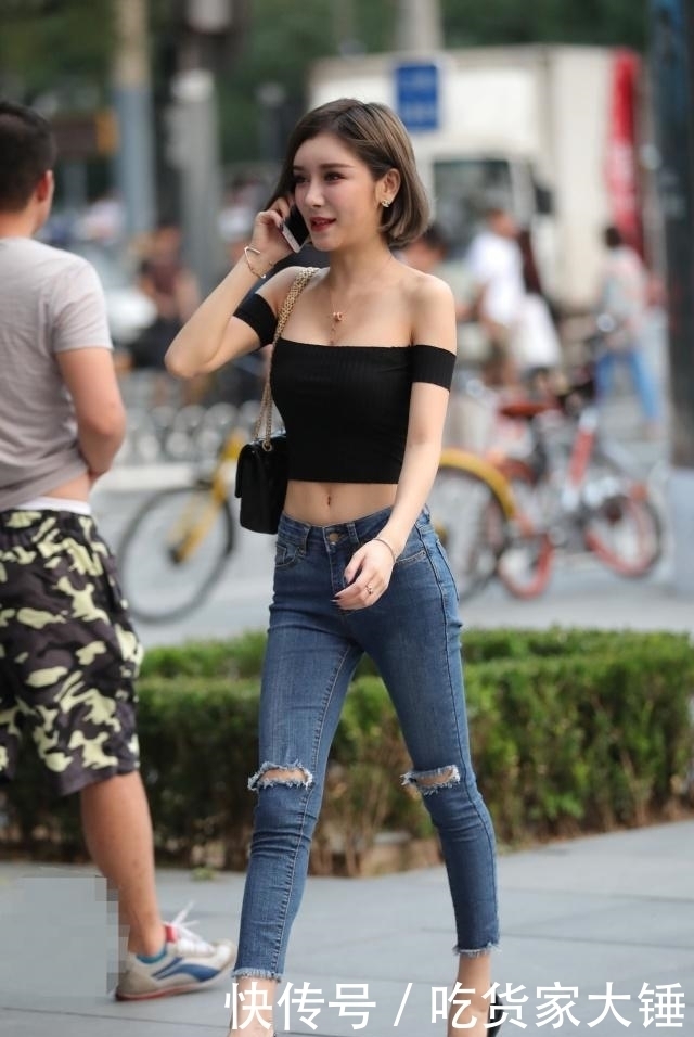「 不住」穿露肩的衣服有点容易HOLD不住,街拍身材太过于消瘦的女生