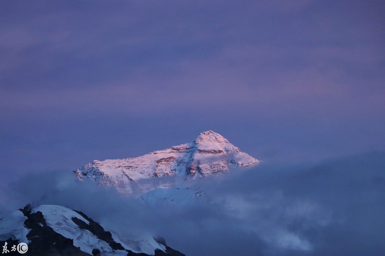 夜晚九点，珠穆朗玛峰终于露出真面目!