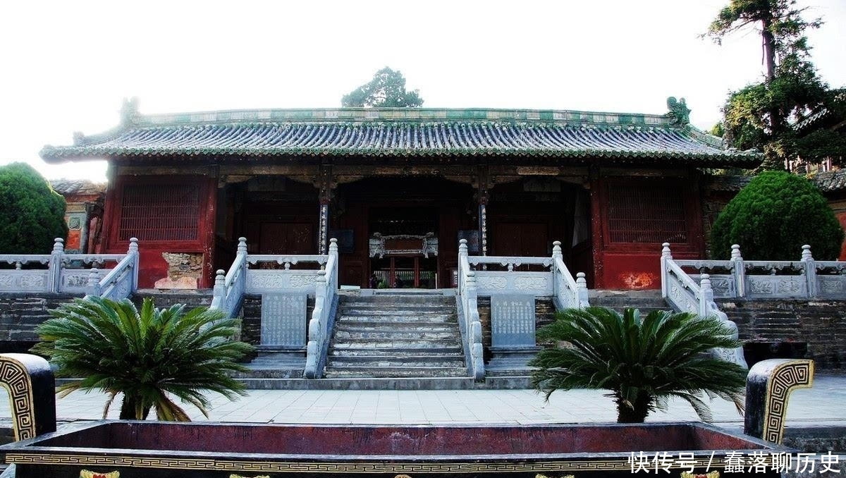 深山里的“龙宫”,雕刻了9999条龙,酷似紫禁城,真奢侈!