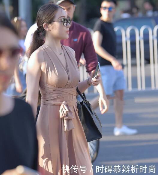 穿深V连衣裙的小姐姐,秀出优美曲线,展现不一样美!!